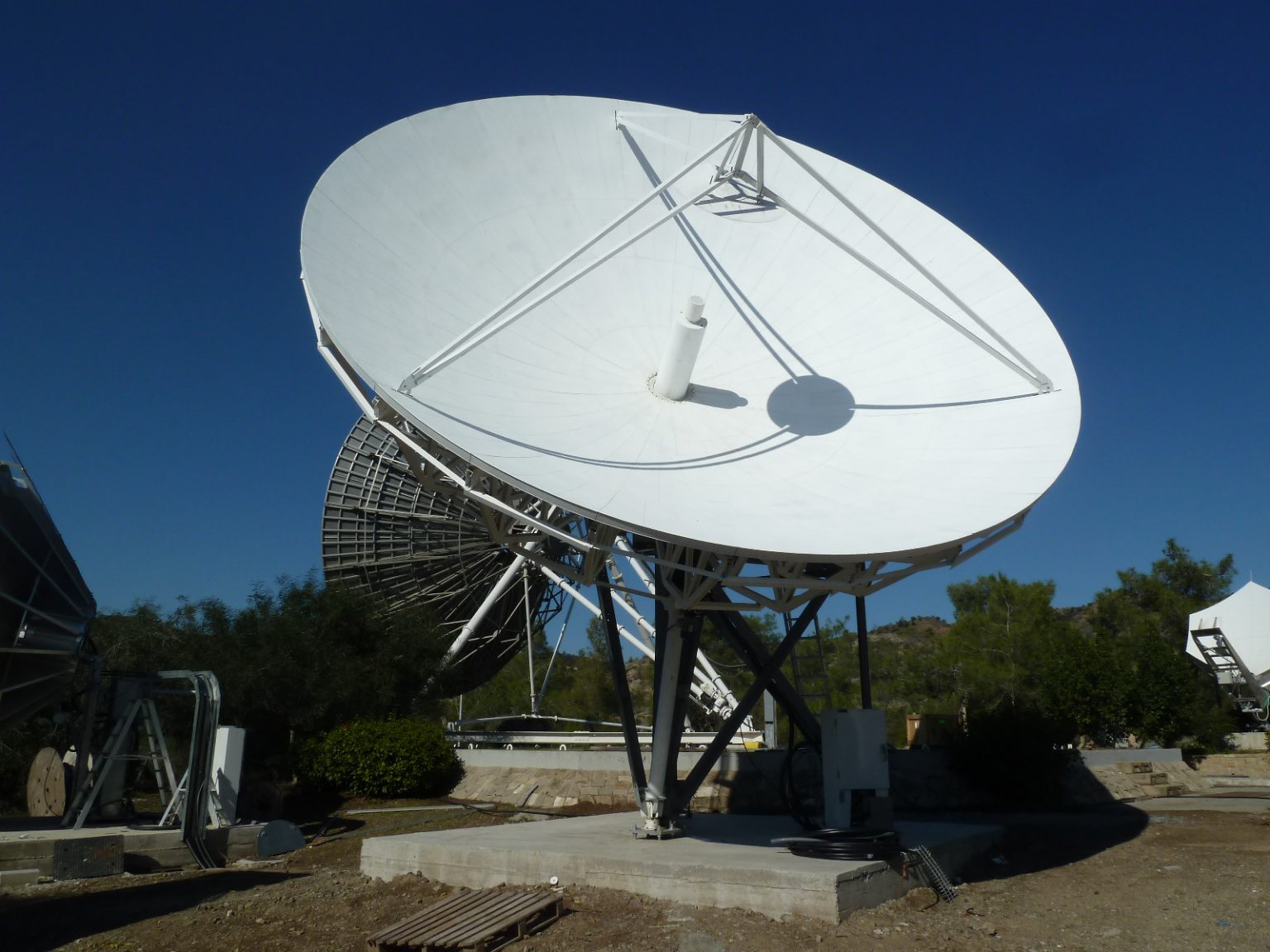Skybrokers delivered and installed a refurbished Viasat 7.7m antenna at
