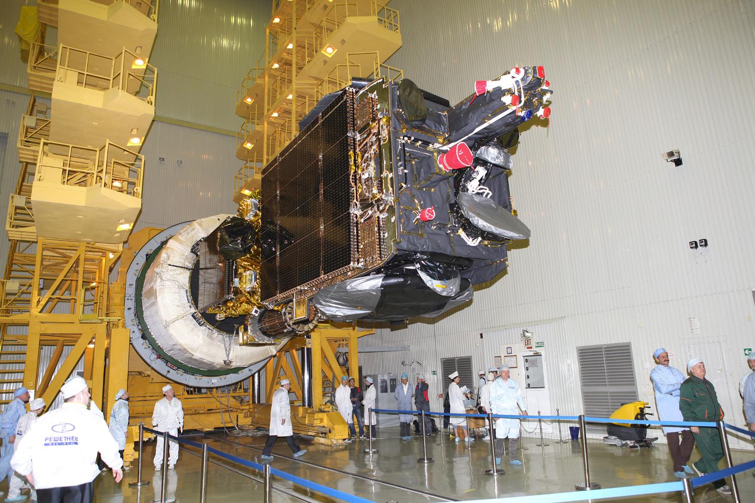 100 спутников. Космический аппарат ямал-402. Yamal 300k. Системы космической связи решетнев. 100 спутников.