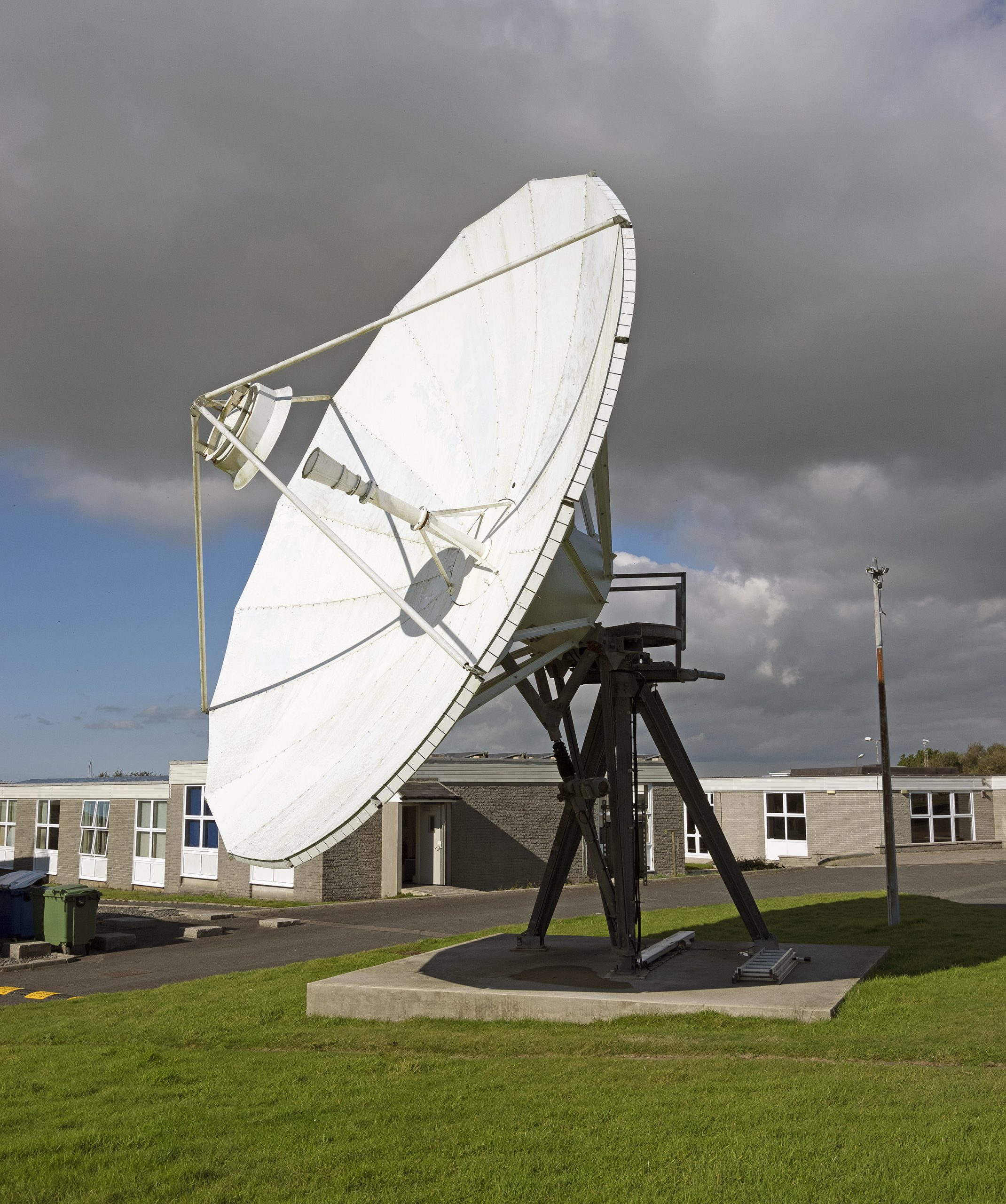 A refurbished Andrew 7.3m Antenna was delivered to Goonhilly Earth Station in the UK in May 2017.