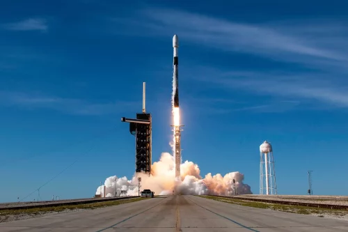 Falcon-9 launching Eutelsat-36D.jpg