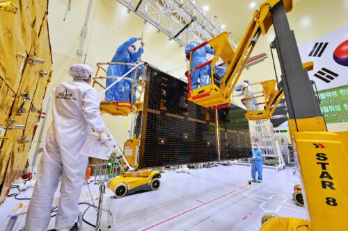 Attaching solar panels to the Geo-KOMPSAT-2B satellite